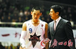 　　张庆鹏(左)曾经是辽宁男篮的绝对主力，与郭士强(右)也有多年师徒之情，如今二人却已形同陌路。(CFP资料图)