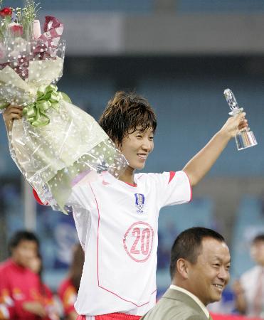 图文女足四强赛各项最佳揭晓刘英实获最佳后卫