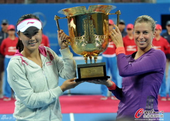 彭帅中网女双捧杯