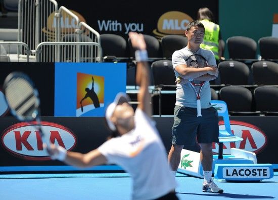 姜山指导李娜训练(图片来源：新华社白雪 摄)