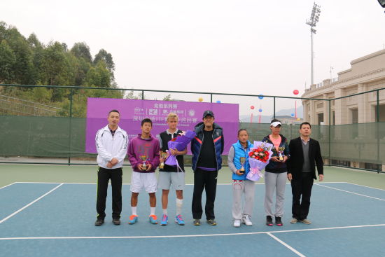 坪山新区公共事业局体育科科长黄东（左一）弘金地网球俱乐部总监陈龙兵（右一）颁奖