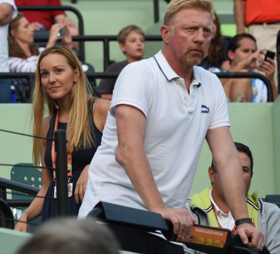 贝克尔右手肘上有一巨大肿块