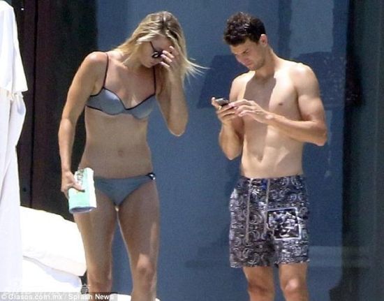 莎娃和男友迪米特洛夫海边度假