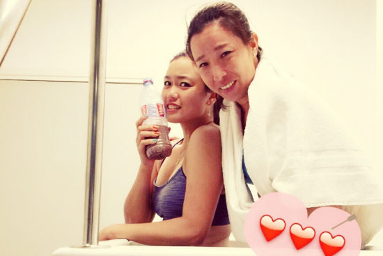 郑洁詹咏然泡冰浴