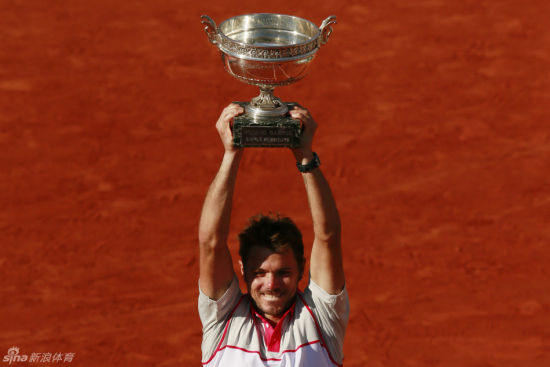 瓦林卡高举奖杯