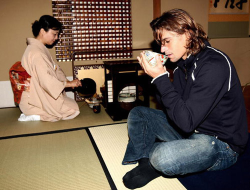 图文费雷尔现身日本茶社品茶轻闻茶水散发香味