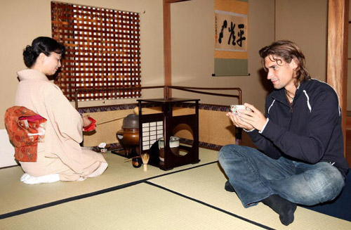 图文-费雷尔现身日本茶社品茶 费雷尔虔诚讨教茶艺