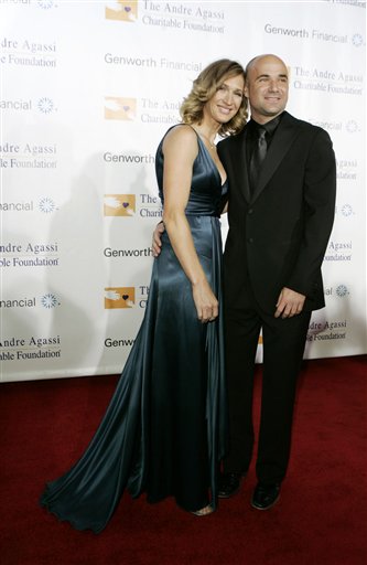 图文-阿加西举办慈善音乐会 网坛完美组合恩爱亮相