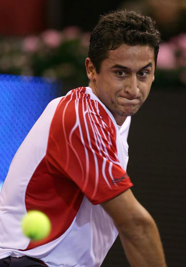 图文马德里大师赛首轮赛况反拍回球时怒目圆睁