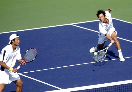 图文六城会网球男双决赛姜川柏衍网前截击