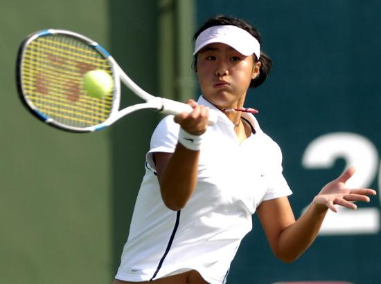 运动会网球女子单打决赛中,南京市选手李婷以2比0战胜武汉市选手