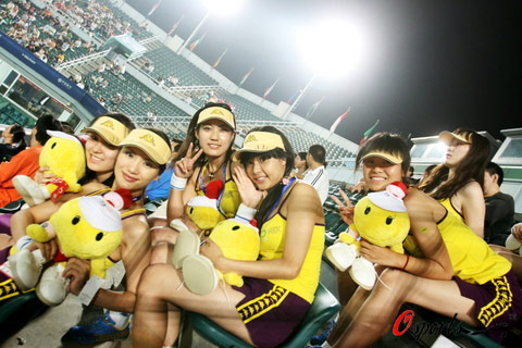 图文-中网啦啦队现场助威 可爱宝贝成群气氛活跃_网球频道_nike新浪