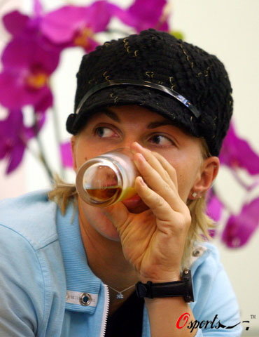 图文库兹涅佐娃抵京备战中网喝口水休息一下