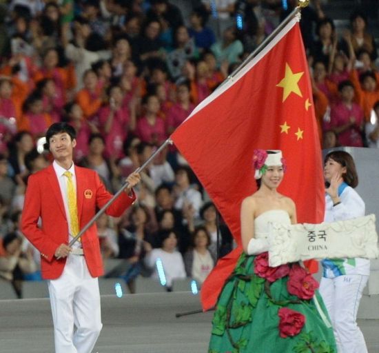 中国代表团旗手雷声手持国旗入场