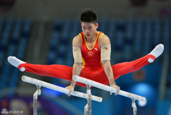 杨胜超在双杠比赛中