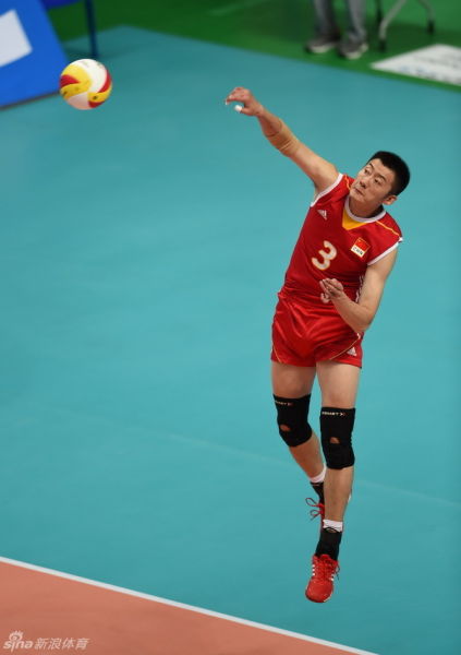 袁志在对缅甸比赛中发球