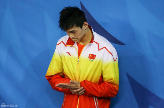 孙杨手指肿得厉害