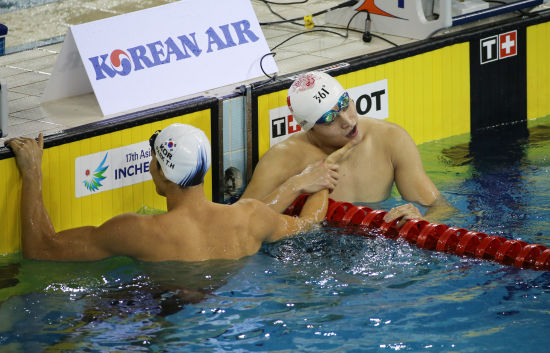 朴泰桓摸摸孙杨下巴