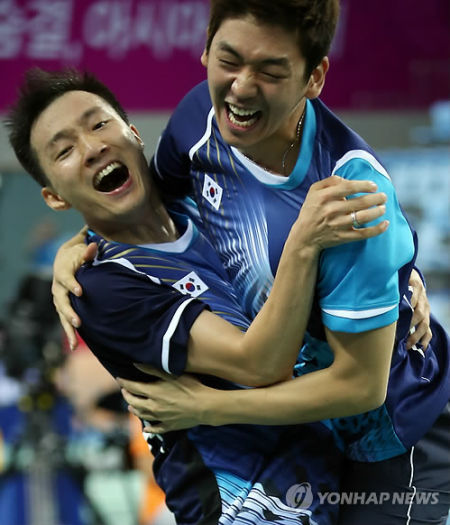 李炫一激动地与李龙大(右)拥抱庆祝