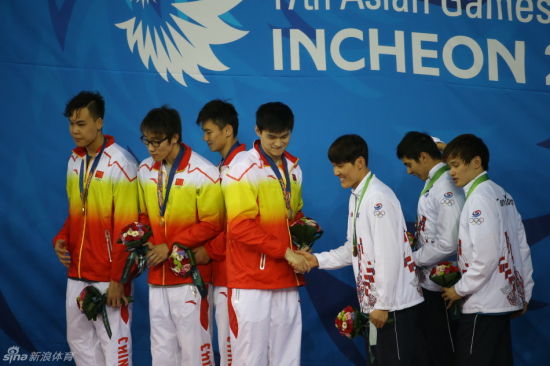 颁奖台上的孙杨和朴泰桓