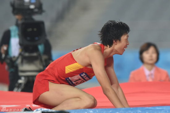 张国伟忘我跪地怒吼