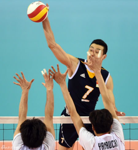 仲为君大力扣杀