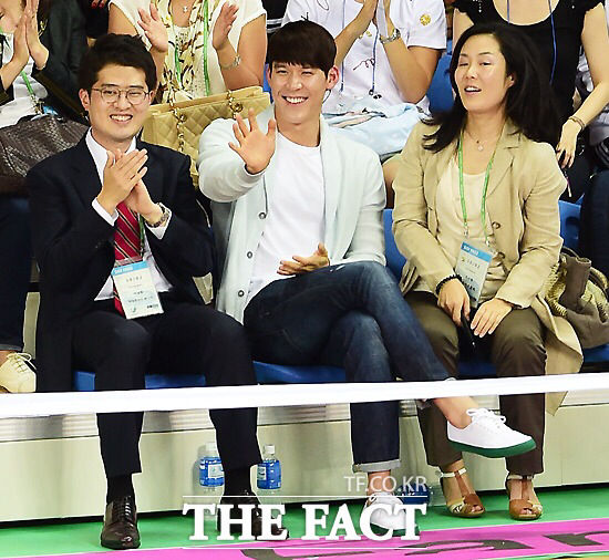 朴泰桓观看孙妍在比赛