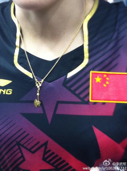 刘诗雯脖子上的战斧(图片来自李武军微博)