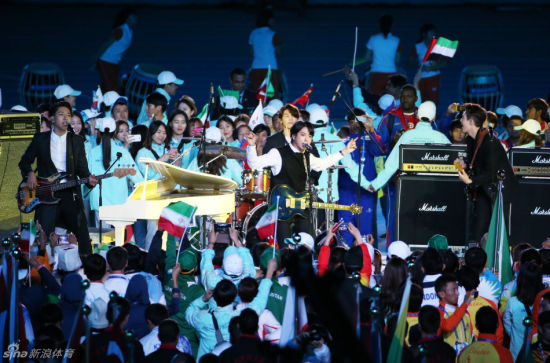 运动员们聚集在舞台周围欣赏表演