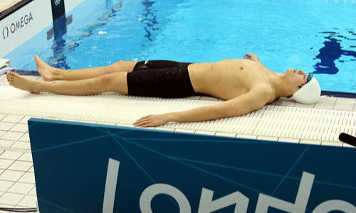 伦敦奥运会接力后晕倒在游泳池畔